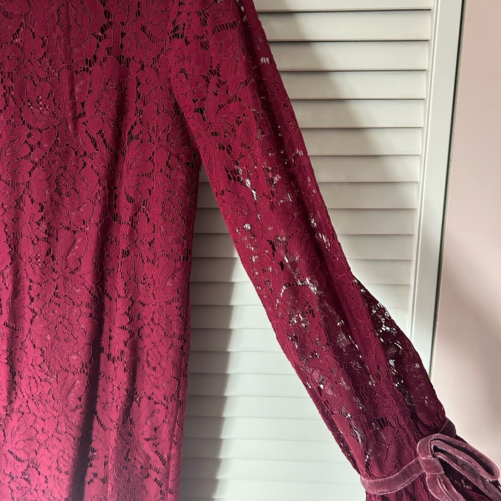 Lace dress, fully lined with long sleeves